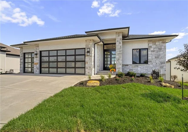 Photo 3 of House for sale at 11227 S Sunray Dr, Olathe, KS 66061 | MLS# 2586604 | Listing updated on 2026-09-04