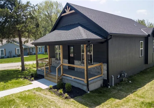Homes for sale in Osawatomie, KS | 227 E Mill St, Osawatomie, KS 66064 | MLS# 2587007
