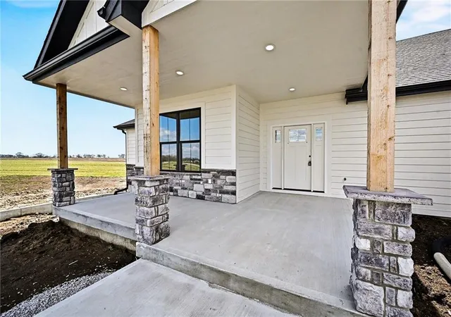 Photo 3 of Single family home for sale at 7203 92 Highway, Smithville, MO 64089 | MLS# 2587092 | Listing updated on 2026-10-21