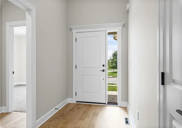 Photo 4 of Single family home for sale at 10101 N Oakland Ave, Kansas City, MO 64157 | MLS# 2587448 | Listing updated on 2026-09-05