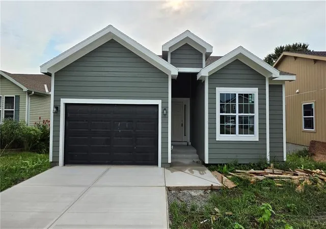 Photo 1 of Sale Pending at 4816 Crystal Dr, St Joseph, MO 64503 | MLS# 2588101 | Listing updated on 2026-08-12