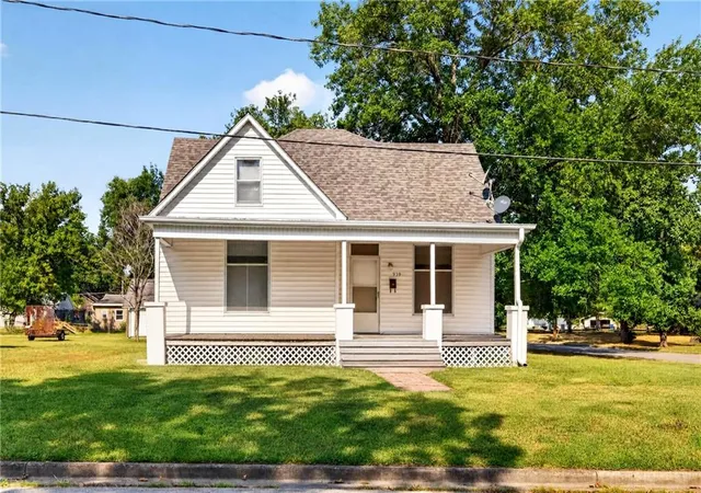 1st image of 939 N Lynn St, Nevada, MO 64772 | MLS# 2588271