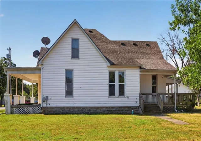 2nd image of 939 N Lynn St, Nevada, MO 64772 | MLS# 2588271
