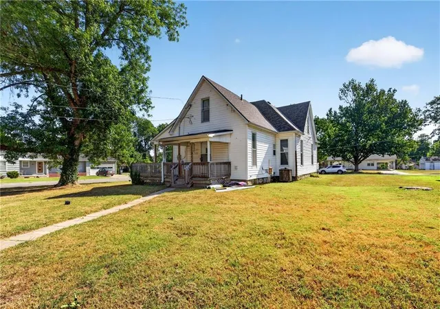 5th image of 939 N Lynn St, Nevada, MO 64772 | MLS# 2588271