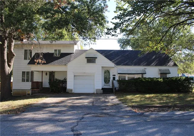 1st image of 2011 S English St, Pittsburg, KS 66762 | MLS# 2588354