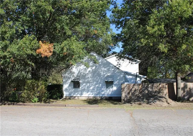 30th image of 2011 S English St, Pittsburg, KS 66762 | MLS# 2588354