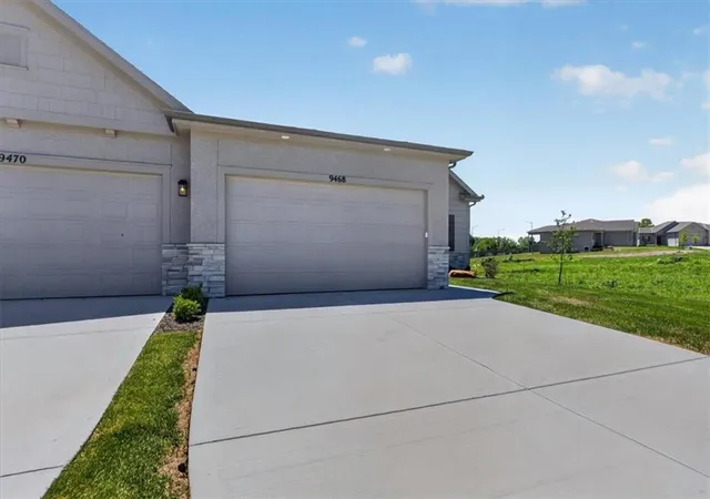 Homes for sale in Lenexa, KS | 9468 Shady Bend Rd, Lenexa, KS 66227 | MLS# 2589229