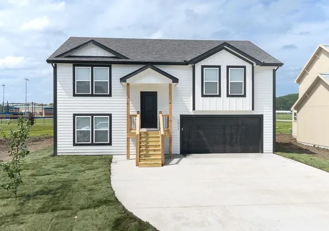 Homes for sale in Perry, KS | 1015 2nd St, Perry, KS 66073 | MLS# 2589241