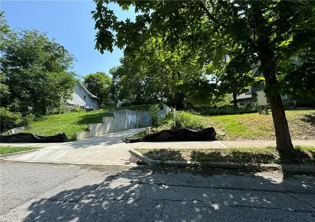 Homes for sale in Kansas City, MO | 4233 Charlotte St, Kansas City, MO 64110 | MLS# 2589343