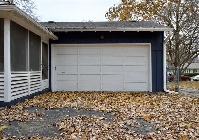 Homes for sale in Raytown, MO | 6121 Hunter St, Raytown, MO 64133 | MLS# 2589610