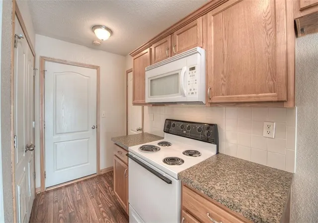 2nd image of 273 277 Ne Adams Dairy Pkwy, Blue Springs, MO 64014 | MLS# 2591232