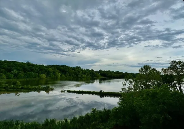 2nd image of 7017 Waters Edge Dr, Parkville, MO 64152 | MLS# 2591271