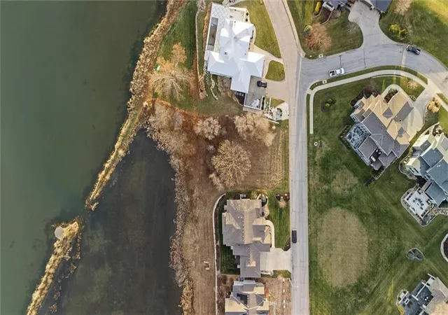 4th image of 7017 Waters Edge Dr, Parkville, MO 64152 | MLS# 2591271