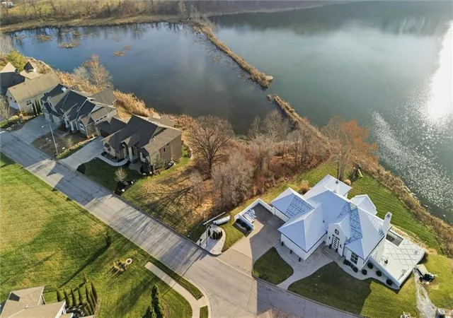 5th image of 7017 Waters Edge Dr, Parkville, MO 64152 | MLS# 2591271