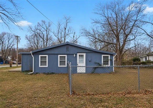 3rd image of 126 S Village St, Tonganoxie, KS 66086 | MLS# 2591371