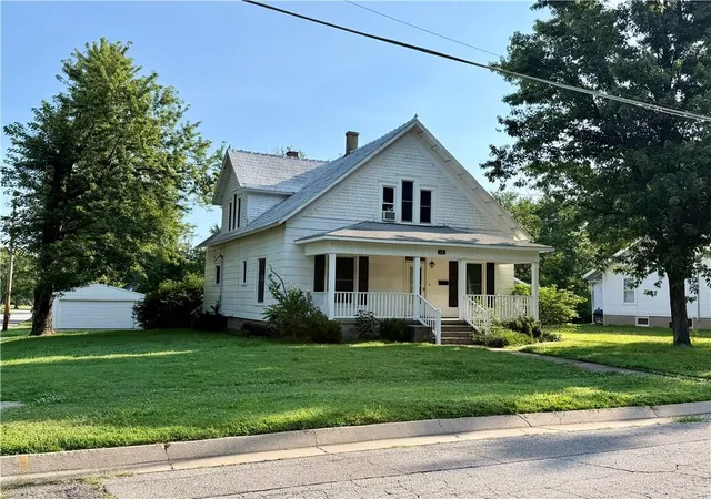 Homes for sale in Nevada, MO | 728 W Hunter St, Nevada, MO 64772 | MLS# 2591544