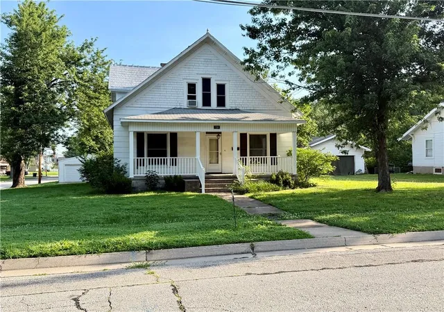 Homes for sale in Nevada, MO | 728 W Hunter St, Nevada, MO 64772 | MLS# 2591544