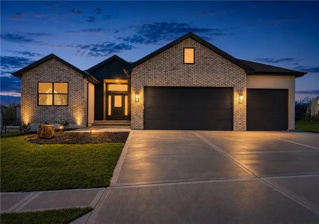 Photo 2 of Single family home for sale at 2700 Wheatley Dr, Blue Springs, MO 64029 | MLS# 2591596 | Listing updated on 2026-08-23