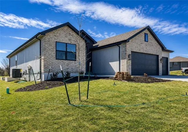 Photo 3 of Single family home for sale at 2700 Wheatley Dr, Blue Springs, MO 64029 | MLS# 2591596 | Listing updated on 2026-08-23