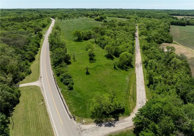 4th image of 980 Se Stnaley Rd, Tecumseh, KS 66542 | MLS# 2591685