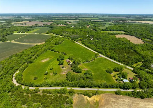 5th image of 1150 Se Stanley Rd, Tecumseh, KS 66542 | MLS# 2591694