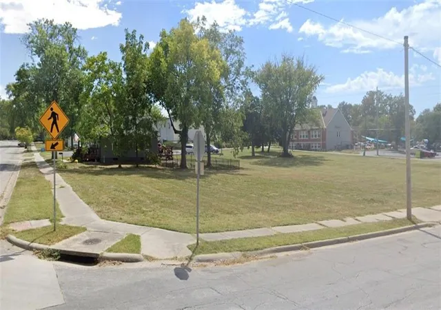 Photo 3 of Sale Pending at 400 E Green St, Lees Summit, MO 64063 | MLS# 2592217 | Listing updated on 2026-03-14