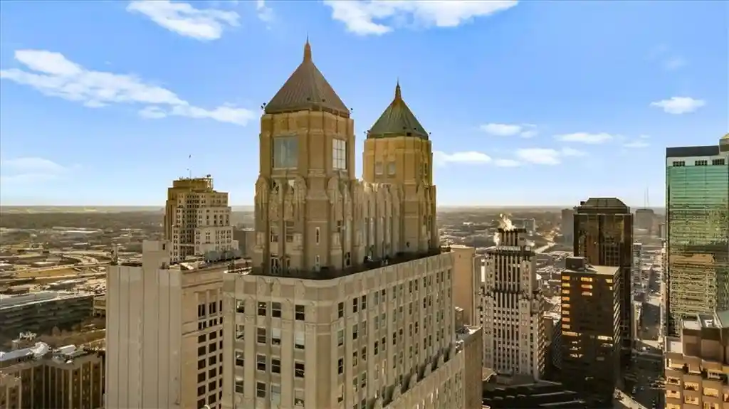 Listing Photo 2 - Condo for sale in 909 Walnut St located at 909 Walnut St, Kansas, MO 64106 - Unit #3200