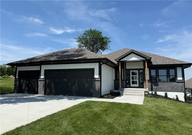 2nd image of 3222 Sw Enoch St, Lee's Summit, MO 64082 | MLS# 2594504