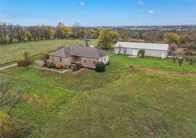 Homes for sale in Paola, KS | 33270 Switzer Rd, Paola, KS 66071 | MLS# 2594649