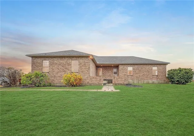 Homes for sale in Paola, KS | 33270 Switzer Rd, Paola, KS 66071 | MLS# 2594649