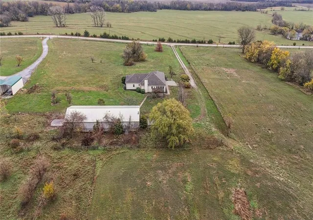 Homes for sale in Paola, KS | 33270 Switzer Rd, Paola, KS 66071 | MLS# 2594649