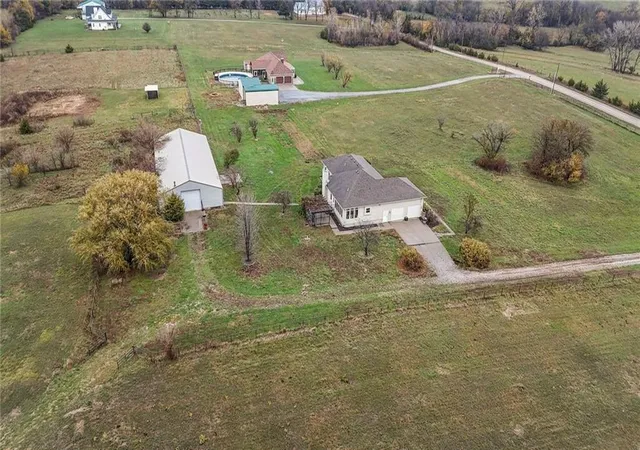 Homes for sale in Paola, KS | 33270 Switzer Rd, Paola, KS 66071 | MLS# 2594649