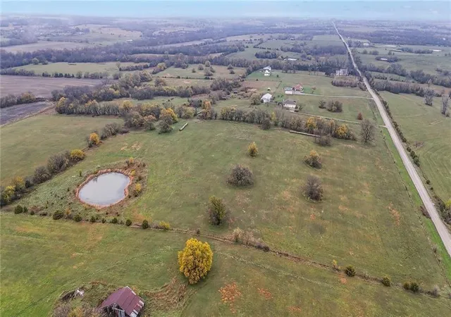 Homes for sale in Paola, KS | 33270 Switzer Rd, Paola, KS 66071 | MLS# 2594649
