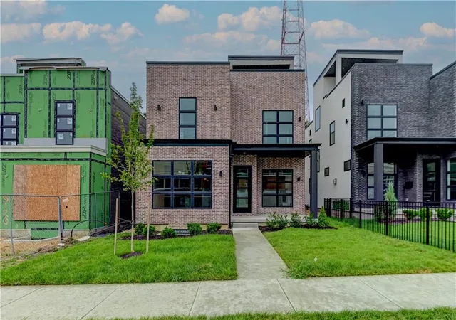 Photo 1 of Single family home for sale at 3116 Oak St, Kansas City, MO 64111 | MLS# 2595186 | Listing updated on 2026-08-26