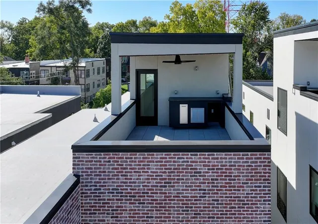 Photo 2 of Single family home for sale at 3116 Oak St, Kansas City, MO 64111 | MLS# 2595186 | Listing updated on 2026-10-15