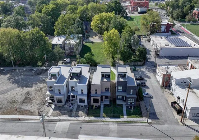 Photo 3 of Single family home for sale at 3116 Oak St, Kansas City, MO 64111 | MLS# 2595186 | Listing updated on 2026-10-15