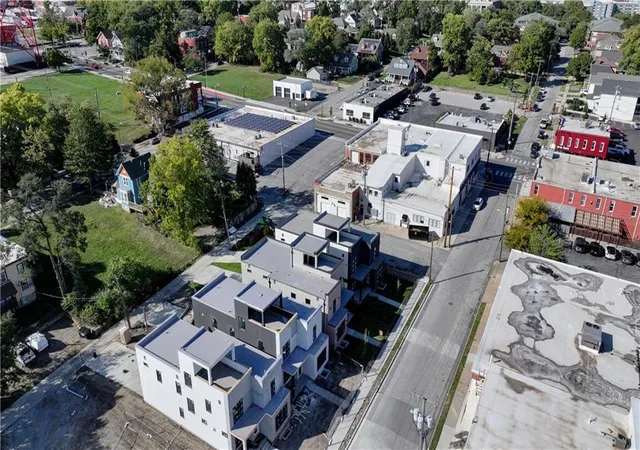 Photo 4 of Single family home for sale at 3116 Oak St, Kansas City, MO 64111 | MLS# 2595186 | Listing updated on 2026-10-15