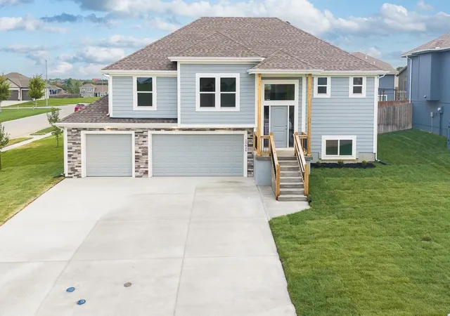 Photo 1 of Sale Pending at 15624 Sheridan Ct, Basehor, KS 66007 | MLS# 2595187 | Listing updated on 2026-10-01