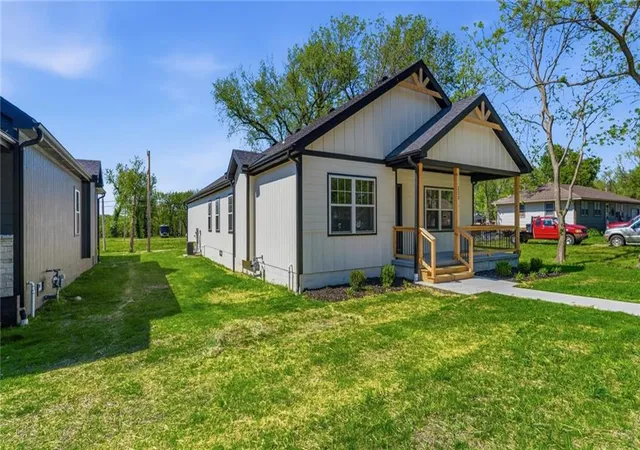 Homes for sale in Osawatomie, KS | 223 E Mill Ave, Osawatomie, KS 66064 | MLS# 2595368