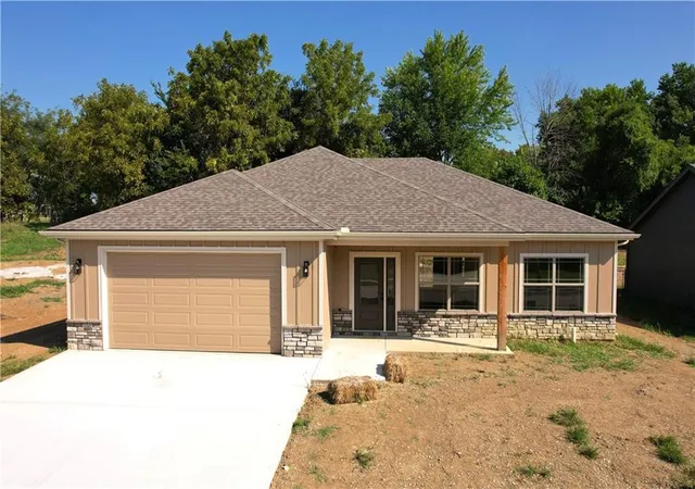 Photo 2 of Sale Pending at 1322 Kristie Cir, Excelsior Springs, MO 64024 | MLS# 2595462 | Listing updated on 2026-09-30