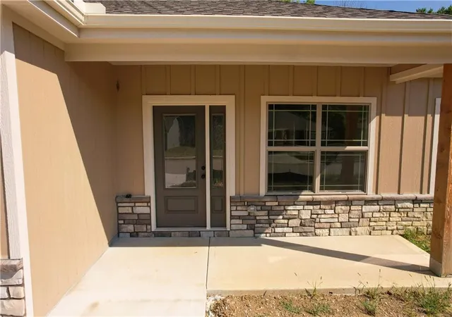 Photo 3 of Sale Pending at 1322 Kristie Cir, Excelsior Springs, MO 64024 | MLS# 2595462 | Listing updated on 2026-09-30