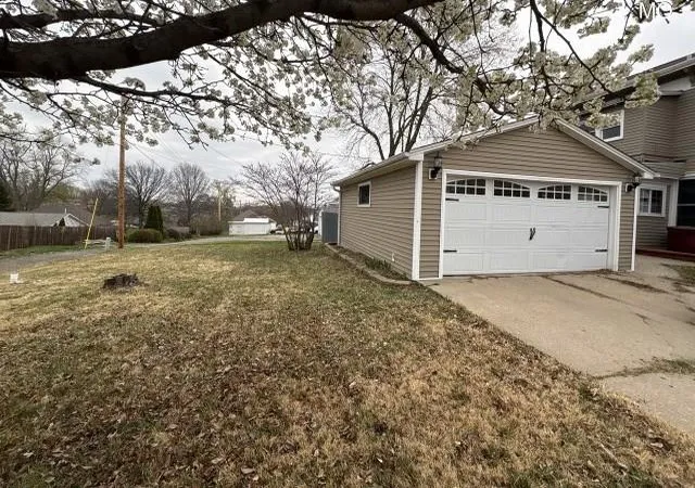 Photo 3 of Multi family home for sale at 605 N Vine St, Maryville, MO 64468 | MLS# 2595578 | Listing updated on 2026-10-08