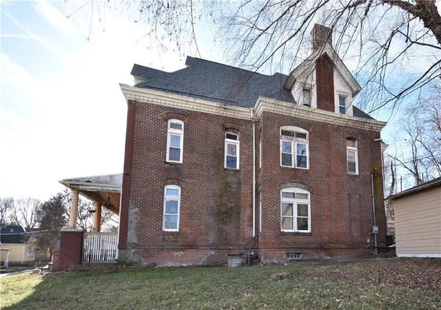 3rd image of 1308 N 11Th St, Saint Joseph, MO 64501 | MLS# 2595762