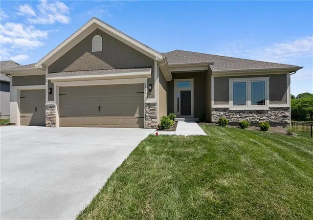 Photo 2 of Single family home for sale at 8912 N Monroe Ave, Kansas City, MO 64156 | MLS# 2595813 | Listing updated on 2026-09-21