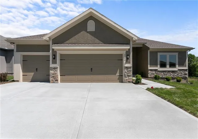 Photo 3 of Single family home for sale at 8912 N Monroe Ave, Kansas City, MO 64156 | MLS# 2595813 | Listing updated on 2026-09-21
