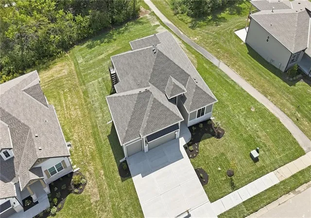 Photo 3 of Single family home for sale at 2127 Nw Killarney Ln, Lees Summit, MO 64081 | MLS# 2595839 | Listing updated on 2026-10-17