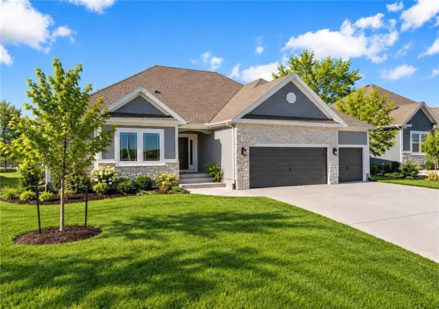 Single family home for sale at 10216 N Winchester Ave, Kansas City, MO 64156 | MLS# 2596133