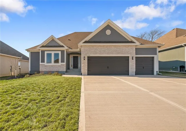 Photo 3 of Sale Pending at 10216 N Winchester Ave, Kansas City, MO 64156 | MLS# 2596133 | Listing updated on 2026-09-19