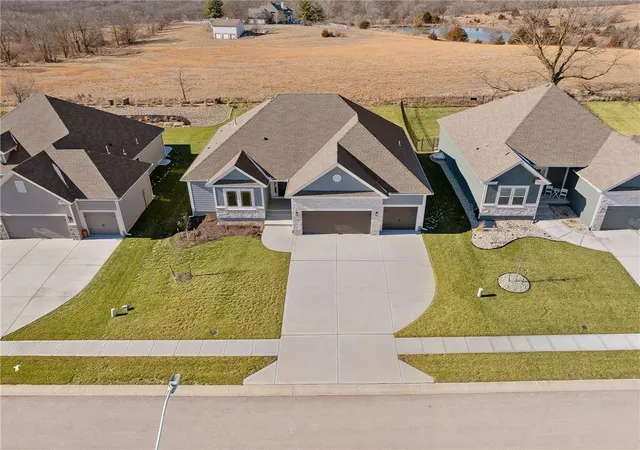 Photo 4 of Single family home for sale at 10216 N Winchester Ave, Kansas City, MO 64156 | MLS# 2596133 | Listing updated on 2026-08-28