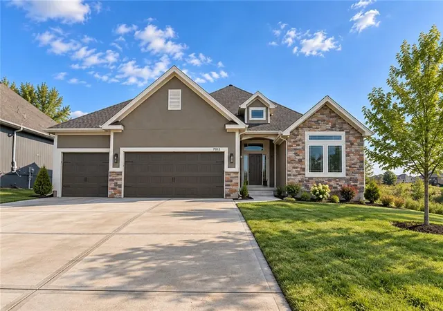 Photo 1 of Single family home for sale at 7012 Ne 102nd Court, Kansas City, MO 64156 | MLS# 2596191 | Listing updated on 2026-10-02